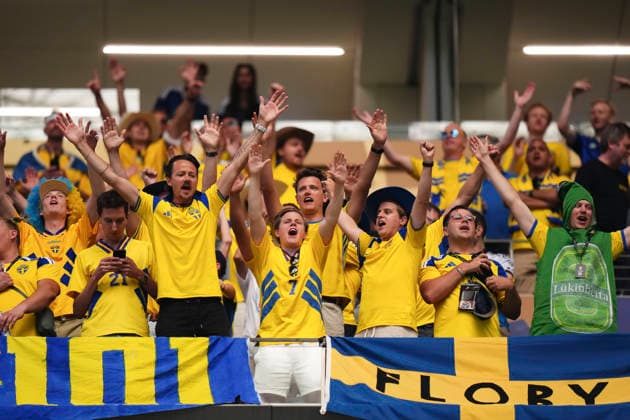 June 25, 2026, Arlington, Texas, United States: Supporters of Sweden celebrate during the FIFA World Cup, WM, Weltmeisterschaft, Fussball 2026 Group F match between Japan and Sweden at Dallas Stadium on June 25, 2026 in Dallas, United States. Japan V Sweden: Group F - FIFA World Cup 2026  - ZUMAa181 20260625_zaa_a181_016 Copyright: xJosexBretonx