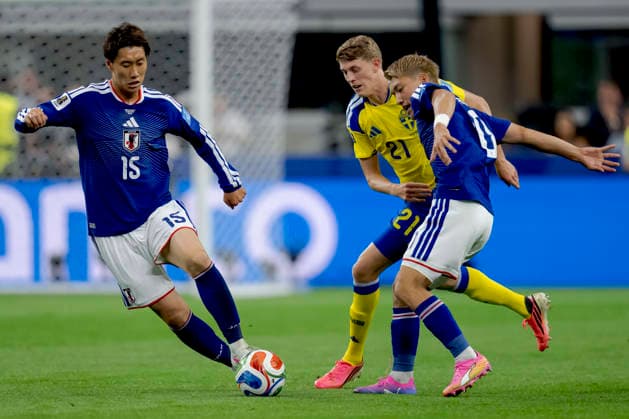 2026-06-25 Japan v Sweden - Group F: FIFA World Cup, WM, Weltmeisterschaft, Fussball 2026 ARLINGTON, UNITED STATES - JUNE 25: Daichi Kamada of Japan, Ritsu Doan of Japan, Alexander Bernhardsson of Sweden during the Group F: FIFA World Cup 2026 match between Japan and Sweden at Dallas Stadium on June 25, 2026 in Arlington, Texas. (Photo by Pablo Morano BSR Agency) Arlington United States Content not available for redistribution in The Netherlands directly or indirectly through any third parties. Copyright: xBSRxAgencyx