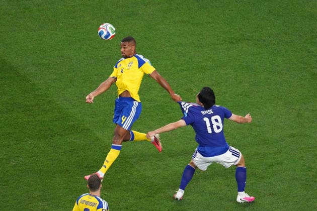 Ayase Ueda (R) of Japan vies for the ball with Isak Hien of Sweden during the FIFA World Cup, WM, Weltmeisterschaft, Fussball 2026 group stage match Japan against Sweden at the AT&T Stadium in Arlington, United States, 25 June 2026. FIFA World Cup 2026 - Group F - Japan vs. Sweden !ACHTUNG: NUR REDAKTIONELLE NUTZUNG!  Copyright: xKennethxFernándezx GR5148 20260626-55020712413_1