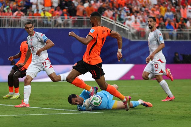 KANSAS CITY, MO - JUNE 25: Aymen Dahmen 16 of Tunisia makes a sliding save to block the ball away from Cody Gakpo 11 of Netherlands in the first half of the FIFA World Cup, WM, Weltmeisterschaft, Fussball 2026 Group F match between Tunisia and Netherlands on June 25, 2026 at Kansas City Stadium in Kansas City, MO. (Photo by Scott Winters Icon Sportswire) SOCCER: JUN 25 FIFA World Cup 26 Group F - Tunisia vs Netherlands EDITORIAL USE ONLY Icon2606250316
