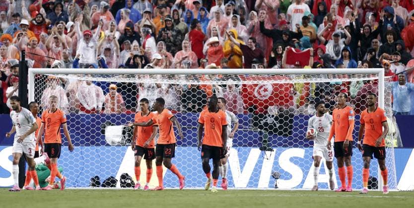 KANSAS - (lr) Nathan Ake of the Netherlands, Jan Paul van Hecke of the Netherlands, Tijjani Reijnders of the Netherlands, Denzel Dumfries of the Netherlands, Brian Brobbey of the Netherlands, Virgil van Dijk of the Netherlands, Cody Gakpo of the Netherlands look disappointed during the FIFA World Cup, WM, Weltmeisterschaft, Fussball 2026 Group F match between Tunisia and the Netherlands at Kansas City Stadium on June 25, 2026, in Kansas, United States. ROBIN VAN LONKHUIJSEN ANP FIFA World Cup 2026 group stage 2026 xVIxANPxSportx xxANPxIVx 561997249 originalFilename: 561997249.jpg