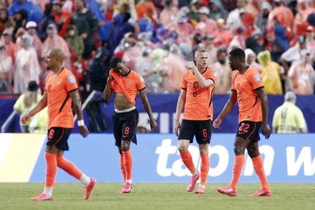 KANSAS - (lr) Ryan Gravenberch of the Netherlands, Jan Paul van Hecke of the Netherlands, Denzel Dumfries of the Netherlands are disappointed with the 1-2 defeat during the FIFA 2026 World Cup Group F match between Tunisia and the Netherlands at Kansas City Stadium on June 25, 2026, in Kansas, United States. ROBIN VAN LONKHUIJSEN ANP FIFA World Cup, WM, Weltmeisterschaft, Fussball 2026 group stage 2026 xVIxANPxSportx xxANPxIVx 561997346 originalFilename: 561997346.jpg