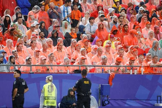 KANSAS CITY, 25-06-2026, Kansas City Stadium, World Cup 2026 Match between Tunesia and The Netherlands. Picture Shows Netherlands supporters with ponchos in the stands Tunesia - Netherlands (World Cup 2026)  x204648787x Copyright: