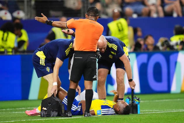 Japan v Sweden: Group F - FIFA World Cup, WM, Weltmeisterschaft, Fussball 2026 Isak Hien of Sweden hurts during the FIFA World Cup 2026 Group F match between Japan and Sweden at Dallas Stadium on June 25, 2026 in Dallas, United States. Arlington TX United States  Copyright: xJosexBretonx originalFilename:bretonhernandez-japanvsw260625_npt5L.jpg