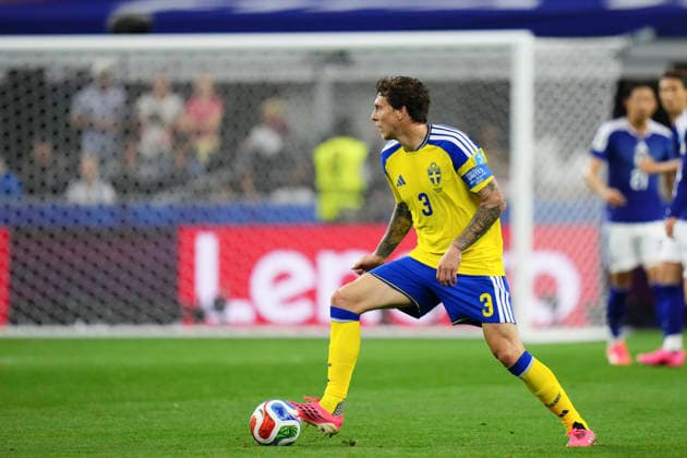 June 25, 2026, Arlington, Texas, United States: Victor Lindelof of Sweden drives the ball during the FIFA World Cup, WM, Weltmeisterschaft, Fussball 2026 Group F match between Japan and Sweden at Dallas Stadium on June 25, 2026 in Dallas, United States. Arlington United States - ZUMAa181 20260625_zaa_a181_021 Copyright: xJosexBretonx