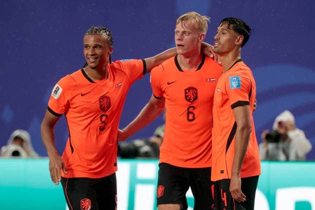 KANSAS CITY, 25-06-2026, Kansas City Stadium, World Cup 2026 Match between Tunesia and The Netherlands. Picture Shows Netherlands player Jan Paul van Hecke celebrates the 1-3 with Netherlands player Nathan Ake and Netherlands player Tijjani Reijnders Tunesia - Netherlands (World Cup 2026)  x204648950x Copyright: