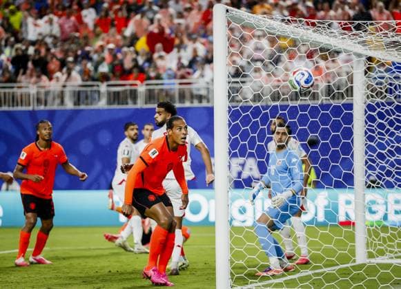 KANSAS - Virgil van Dijk of the Netherlands watches Jan Paul van Hecke s goal for the Netherlands during the 2026 FIFA World Cup, WM, Weltmeisterschaft, Fussball Group F match between Tunisia and the Netherlands at Kansas City Stadium on June 25, 2026, in Kansas, United States. KOEN VAN WEEL ANP FIFA World Cup 2026 group stage 2026 xVIxANPxSportx xxANPxIVx 561998084 originalFilename: 561998084.jpg
