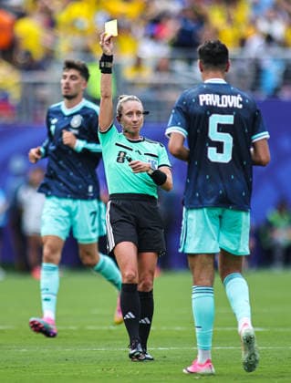 June 25, 2026, Rutherford, New Jersey, USA: The referee shows a yellow card to Germany midfielder Aleksandar Pavlovic (5) during the June 25th FIFA World Cup, WM, Weltmeisterschaft, Fussball 2026 matchup between Ecuador and Germany at MetLife Stadium in East Rutherford, New Jersey. FIFA World Cup 2026: Ecuador : Germany  - ZUMAs325 20260625_zsp_s325_071 Copyright: xJessxStilesx