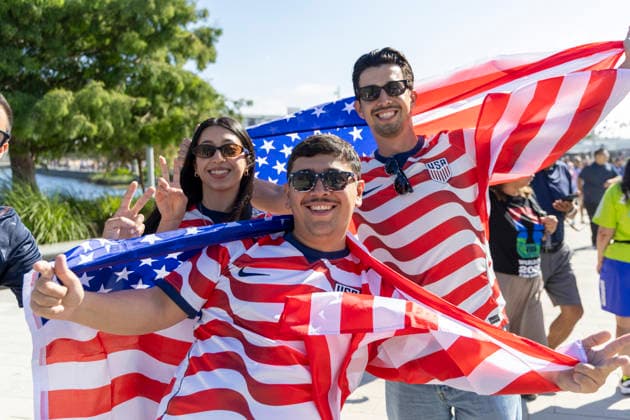 June 25, 2026, Los Angeles, California, USA: Soccer fans arrive before the FIFA World Cup, WM, Weltmeisterschaft, Fussball Group D match between the United States and Turkey at SoFi Stadium in Inglewood, Calif., Thursday, June 25, 2026. Los Angeles USA - ZUMAc68_ 20260625_zaf_c68_002 Copyright: xRingoxChiux