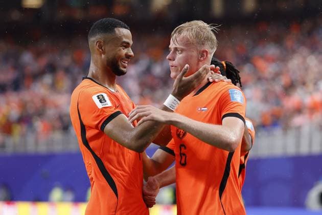 KANSAS - (lr) Cody Gakpo of the Netherlands, Jan Paul van Hecke of the Netherlands celebrate the 1-3 during the FIFA 2026 World Cup Group F match between Tunisia and the Netherlands at Kansas City Stadium on June 25, 2026, in Kansas, United States. ROBIN VAN LONKHUIJSEN ANP FIFA World Cup, WM, Weltmeisterschaft, Fussball 2026 group stage 2026 xVIxANPxSportx xxANPxIVx 561999430 originalFilename: 561999430.jpg
