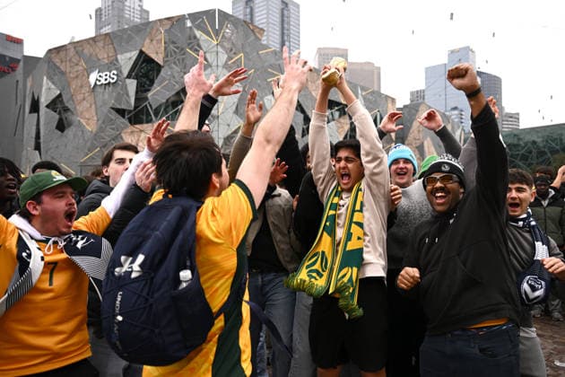 WORLD CUP LIVE SITE MELBOURNE, Socceroos supporters wait to watch the FIFA World Cup, WM, Weltmeisterschaft, Fussball Group D match between Australia and Paraguay at a live site at Federation Square, in Melbourne, Friday, June 26, 2026 ( NO ARCHIVING MELBOURNE VICTORIA AUSTRALIA  Copyright: xJOELxCARRETTx 20260626180139464298