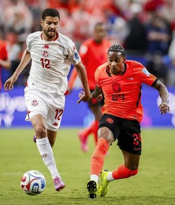 KANSAS - Mortadha Ben Ouanes of Tunisia in a duel with Crysencio Summerville of the Netherlands during the 2026 FIFA World Cup, WM, Weltmeisterschaft, Fussball Group F match between Tunisia and the Netherlands at Kansas City Stadium on June 25, 2026, in Kansas, United States. KOEN VAN WEEL ANP FIFA World Cup 2026 group stage 2026 xVIxANPxSportx xxANPxIVx 561999941 originalFilename: 561999941.jpg