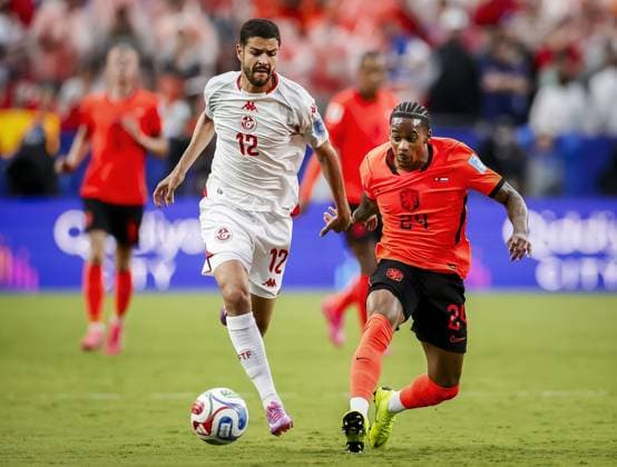KANSAS - Mortadha Ben Ouanes of Tunisia in a duel with Crysencio Summerville of the Netherlands during the 2026 FIFA World Cup, WM, Weltmeisterschaft, Fussball Group F match between Tunisia and the Netherlands at Kansas City Stadium on June 25, 2026, in Kansas, United States. KOEN VAN WEEL ANP FIFA World Cup 2026 group stage 2026 xVIxANPxSportx xxANPxIVx 561999950 originalFilename: 561999950.jpg
