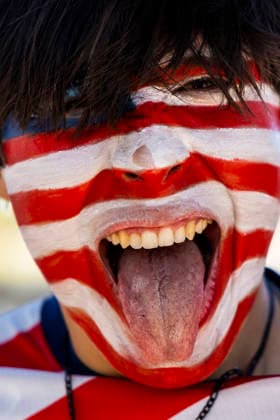 June 25, 2026, Los Angeles, California, USA: A soccer fan with a painted face arrives before the FIFA World Cup, WM, Weltmeisterschaft, Fussball Group D match between the United States and Turkey at SoFi Stadium in Inglewood, Calif., Thursday, June 25, 2026. World Cup 2026: United States Vs Turkey  - ZUMAc68_ 20260625_zaf_c68_001 Copyright: xRingoxChiux