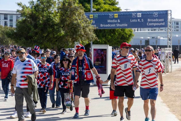 June 25, 2026, Los Angeles, California, USA: Soccer fans arrive before the FIFA World Cup, WM, Weltmeisterschaft, Fussball Group D match between the United States and Turkey at SoFi Stadium in Inglewood, Calif., Thursday, June 25, 2026. World Cup 2026: United States Vs Turkey  - ZUMAc68_ 20260625_zaf_c68_004 Copyright: xRingoxChiux