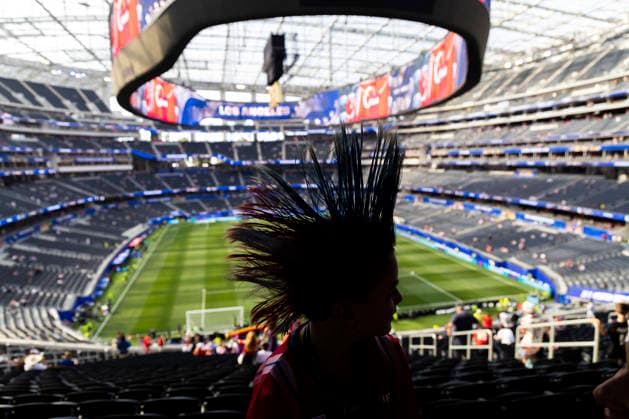 June 25, 2026, Los Angeles, California, USA: A soccer fan with a spiked mohawk looks out over the field before the FIFA World Cup, WM, Weltmeisterschaft, Fussball Group D match between the United States and Turkey at SoFi Stadium in Inglewood, Calif., Thursday, June 25, 2026. World Cup 2026: United States Vs Turkey  - ZUMAc68_ 20260625_zaf_c68_006 Copyright: xRingoxChiux