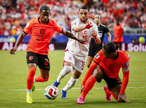 KANSAS - Crysencio Summerville of the Netherlands in a duel with Mohamed Hadj Mahmoud of Tunisia during the 2026 FIFA World Cup, WM, Weltmeisterschaft, Fussball Group F match between Tunisia and the Netherlands at Kansas City Stadium on June 25, 2026, in Kansas, United States. KOEN VAN WEEL ANP FIFA World Cup 2026 group stage 2026 xVIxANPxSportx xxANPxIVx 562000453 originalFilename: 562000453.jpg