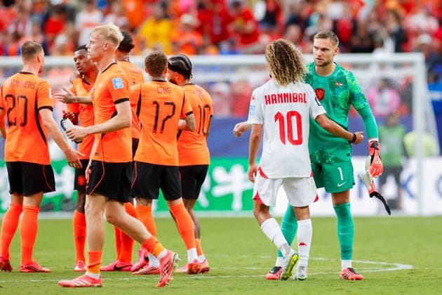 KANSAS CITY, 25-06-2026, Kansas City Stadium, World Cup 2026 Match between Tunesia and The Netherlands. Picture Shows Netherlands goalkeeper Bart Verbruggen after the match with Tunisia player Hannibal Mejbri Tunesia - Netherlands (World Cup 2026)  x204649867x Copyright: