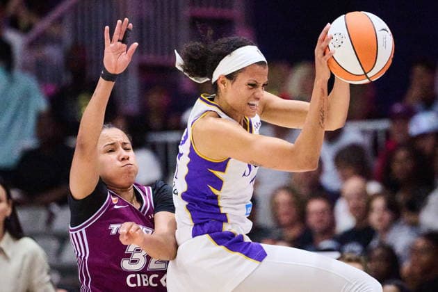 June 25, 2026, Toronto, On, Canada: Los Angeles Sparks Rae Burrell (12) catches the ball over Toronto Tempo s Tima Pouye (32) during first half WNBA, Basketball Damen, USA basketball action in Toronto, on Thursday, June 25, 2026. Canada News - June 25, 2026  - ZUMAc35_ 20260625_zaf_c35_120 Copyright: xSammyxKoganx