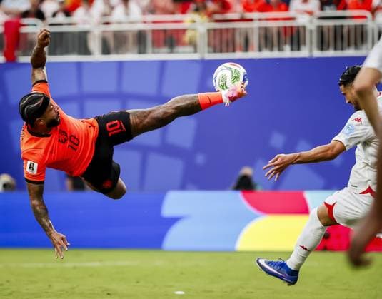 KANSAS - Memphis Depay or the Netherlands attempts an overhead kick during the FIFA 2026 World Cup Group F match between Tunisia and the Netherlands at Kansas City Stadium on June 25, 2026, in Kansas, United States. KOEN VAN WEEL ANP FIFA World Cup, WM, Weltmeisterschaft, Fussball 2026 group stage 2026 xVIxANPxSportx xxANPxIVx 562000841 originalFilename: 562000841.jpg