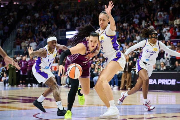 June 25, 2026, Toronto, On, Canada: Toronto Tempo s Marina Mabrey (3) drives past Los Angeles Sparks Dearica Hamby (5) during first half WNBA, Basketball Damen, USA basketball action in Toronto, on Thursday, June 25, 2026. Canada News - June 25, 2026  - ZUMAc35_ 20260625_zaf_c35_121 Copyright: xSammyxKoganx