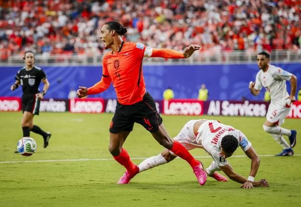 KANSAS - Virgil van Dijk of the Netherlands in a duel with Elias Achouri of Tunisia during the 2026 FIFA World Cup, WM, Weltmeisterschaft, Fussball Group F match between Tunisia and the Netherlands at Kansas City Stadium on June 25, 2026, in Kansas, United States. KOEN VAN WEEL ANP FIFA World Cup 2026 group stage 2026 xVIxANPxSportx xxANPxIVx 562001001 originalFilename: 562001001.jpg