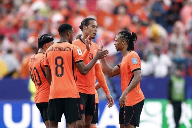 KANSAS - (lr) Memphis Depay of the Netherlands, Ryan Gravenberch of the Netherlands, Virgil van Dijk of the Netherlands, Nathan Ake of the Netherlands celebrate the victory after the FIFA 2026 World Cup Group F match between Tunisia and the Netherlands at Kansas City Stadium on June 25, 2026, in Kansas, United States. ROBIN VAN LONKHUIJSEN ANP FIFA World Cup, WM, Weltmeisterschaft, Fussball 2026 group stage 2026 xVIxANPxSportx xxANPxIVx 562001392 originalFilename: 562001392.jpg