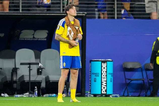 Victor Lindelof (Sweden) looks disappointed, dejected, frustrated during the FIFA World Cup, WM, Weltmeisterschaft, Fussball 2026 Group F match between Japan and Sweden at Dallas Stadium on June 25, 2026 in Dallas, United States. (Photo by Torbjorn Tande DeFodi Images) - *** Victor Lindelöf of Sweden looks disappointed, dejected, and frustrated during the 2026 FIFA World Cup Group F match between Japan and Sweden at Dallas Stadium on June 25, 2026, in Dallas, United States. Photo by Torbjorn Tande, DeFodi Images