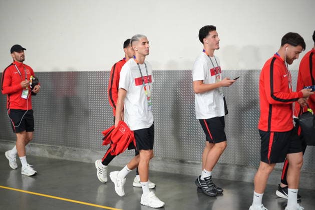 Turkiye v USA - FIFA World Cup, WM, Weltmeisterschaft, Fussball 2026 - Group D LOS ANGELES, CALIFORNIA - JUNE 25: Mert Muldur (C), and Deniz Gul (R) of Turkiye arrive to the stadium prior the 2026 FIFA World Cup First Stage Group D match between Turkiye and USA at the Los Angeles Stadium (SoFi Stadium) in Inglewood, California, United States on June 25, 2026. Tayfun Coskun Anadolu California United States. Editorial use only. Please get in touch for any other usage.  Copyright: x2026xAnadoluxTayfunxCoskunx
