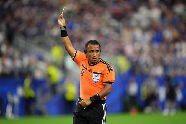 Japan v Sweden: Group F - FIFA World Cup, WM, Weltmeisterschaft, Fussball 2026 Referee Ivan Barton shows the yellow card during the FIFA World Cup 2026 Group F match between Japan and Sweden at Dallas Stadium on June 25, 2026 in Dallas, United States. Arlington TX United States  Copyright: xJosexBretonx originalFilename:bretonhernandez-japanvsw260625_npIfM.jpg