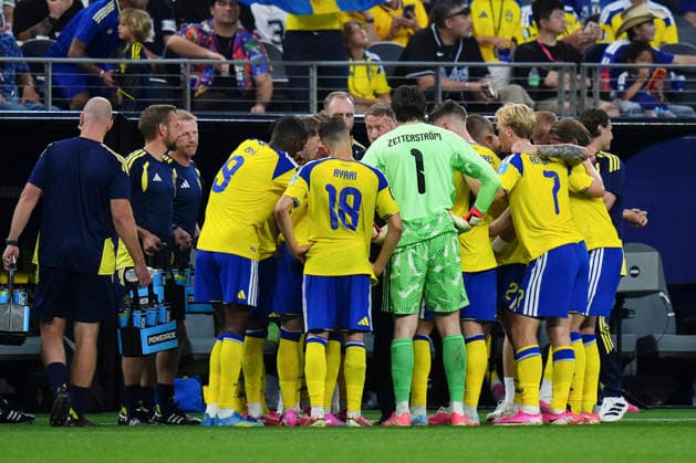 Japan v Sweden: Group F - FIFA World Cup, WM, Weltmeisterschaft, Fussball 2026 Graham Potter, head coach of Sweden, talk to the team during the FIFA World Cup 2026 Group F match between Japan and Sweden at Dallas Stadium on June 25, 2026 in Dallas, United States. Arlington TX United States  Copyright: xJosexBretonx originalFilename:bretonhernandez-japanvsw260625_np8j8.jpg