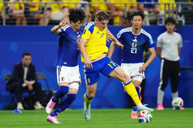 Japan v Sweden: Group F - FIFA World Cup, WM, Weltmeisterschaft, Fussball 2026 Viktor Gyokeres of Sweden and Shogo Taniguchi of Japan compete for the ball during the FIFA World Cup 2026 Group F match between Japan and Sweden at Dallas Stadium on June 25, 2026 in Dallas, United States. Arlington TX United States  Copyright: xJosexBretonx originalFilename:bretonhernandez-japanvsw260625_npMNW.jpg