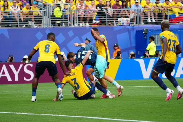 Piero Hincapie (Ecuador, 3) reißt Florian Wirtz (Deutschland Germany) im Strafraum einfach um, aber es gibt keinen Elfmeter oder VAR Eingriff - New York 25.06.2026: Deutschland vs. Ecuador, MetLife Stadium, World Cup 26 Gruppe E, 3. Spieltag *** Piero Hincapie (Ecuador, No. 3) simply pulls Florian Wirtz (Germany) down in the penalty area, but there is no penalty kick or VAR review. New York, June 25, 2026: Germany vs. Ecuador, MetLife Stadium, World Cup 2026, Group E, Matchday 3