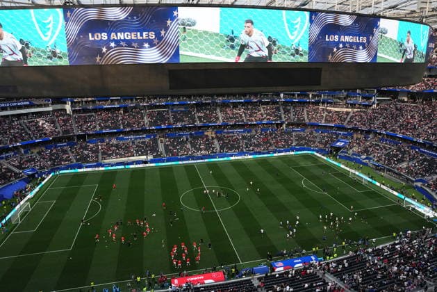 FIFA World Cup, WM, Weltmeisterschaft, Fussball 2026 - Group D - Turkey vs USA Players of Turkey (L) and USA (R) warm up ahead of the FIFA World Cup 2026 group stage match Turkey against USA, in Los Angeles, Califronia, USA, 25 June 2026. LOS ANGELES United States  Copyright: xSCOTTxSTRAZZANTEx