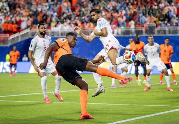 KANSAS - (lr) Denzel Dumfries of the Netherlands and Mohamed Amine Ben Hmida of Tunisia during the FIFA 2026 World Cup Group F match between Tunisia and the Netherlands at Kansas City Stadium on June 25, 2026, in Kansas, United States. KOEN VAN WEEL ANP FIFA World Cup, WM, Weltmeisterschaft, Fussball 2026 group stage 2026 xVIxANPxSportx xxANPxIVx 562004143 originalFilename: 562004143.jpg