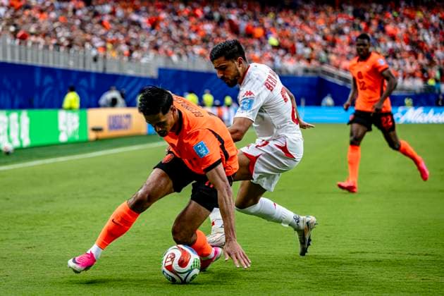 KANSAS CITY - (l-r) Tijjani Reijnders of the Netherlands, Ali Abdi of Tunisia during the 2026 World Cup at Arrowhead Stadium on June 25, 2026 in Kansas City United States. (Photo by Stefan Koops EYE4IMAGES DeFodi Images) - *** KANSAS CITY l Tijjani Reijnders of the Netherlands and Ali Abdi of Tunisia during the 2026 World Cup at Arrowhead Stadium on June 25, 2026, in Kansas City, United States. Photo by Stefan Koops, EYE4IMAGES, DeFodi Images