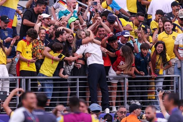 2026 World Cup - Ecuador vs. Germany NEW JERSEY, USA JUNE 25, 2026: Ecuador head coach Sebastian Beccacece celebrates with supporters after Ecuador s 2-1 victory over Germany in the FIFA World Cup, WM, Weltmeisterschaft, Fussball 2026 Group E match at New York New Jersey Stadium on June 25, 2026. The result secured Ecuador s qualification for the Round of 32 alongside Germany. NEW JERSEY United States of America Copyright: x xAymanxArefxMohamedxSaadxElxDinx xJNAxPressx