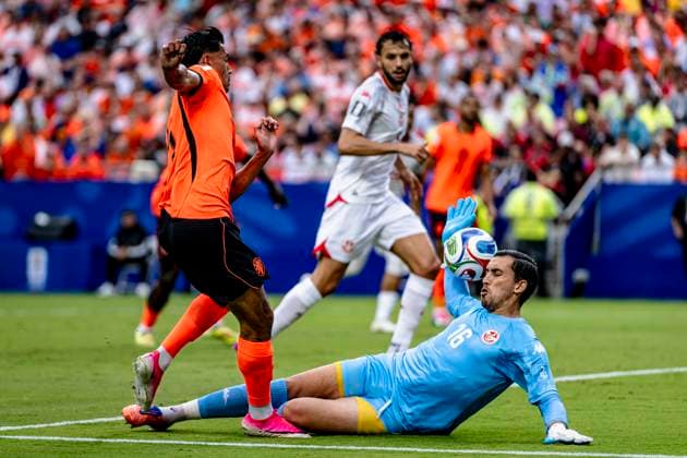 KANSAS CITY - (lr) Tijjani Reijnders of the Netherlands and goalkeeper Aymen Dahmen of Tunisia during the 2026 World Cup at Arrowhead Stadium on June 25, 2026, in Kansas City, United States. (Photo by Stefan Koops EYE4IMAGES DeFodi Images) - *** KANSAS CITY — Tijjani Reijnders of the Netherlands and goalkeeper Aymen Dahmen of Tunisia during the 2026 World Cup at Arrowhead Stadium on June 25, 2026, in Kansas City, United States. Photo by Stefan Koops, EYE4IMAGES, DeFodi Images