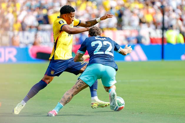 June 25,2026: During the game, Ecuador midfielder Kendry Paez (19) advances the ball upfield against Germany in a FIFA World Cup, WM, Weltmeisterschaft, Fussball match at MetLife Stadium in East Rutherford, NJ. Ecuador defeats Germany 2-1. Cal Media East Rutherford United States of America - ZUMAc04_ 20260625_faf_c04_068 Copyright: xShaquanxWoodyx