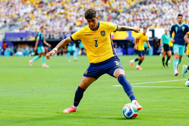 June 25,2026: During the game, Ecuador defender Piero Hincapie (3) intercepts a pass attempt in a FIFA World Cup, WM, Weltmeisterschaft, Fussball match at MetLife Stadium in East Rutherford, NJ. Ecuador defeats Germany 2-1. Cal Media East Rutherford United States of America - ZUMAc04_ 20260625_faf_c04_060 Copyright: xShaquanxWoodyx