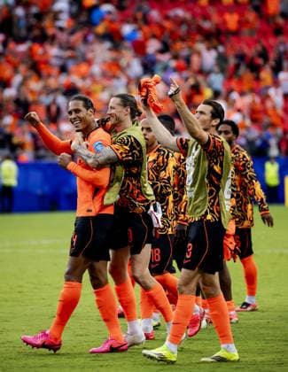 KANSAS - Virgil van Dijk or the Netherlands and Wout Weghorst or the Netherlands celebrate the victory after the 2026 FIFA World Cup, WM, Weltmeisterschaft, Fussball Group F match between Tunisia and the Netherlands at Kansas City Stadium on June 25, 2026, in Kansas, United States. ROBIN VAN LONKHUIJSEN ANP FIFA World Cup 2026 group stage 2026 xVIxANPxSportx xxANPxIVx 562005403 originalFilename: 562005403.jpg