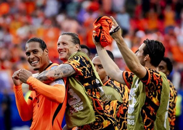 KANSAS - Virgil van Dijk or the Netherlands and Wout Weghorst or the Netherlands celebrate the victory after the 2026 FIFA World Cup, WM, Weltmeisterschaft, Fussball Group F match between Tunisia and the Netherlands at Kansas City Stadium on June 25, 2026, in Kansas, United States. ROBIN VAN LONKHUIJSEN ANP FIFA World Cup 2026 group stage 2026 xVIxANPxSportx xxANPxIVx 562005430 originalFilename: 562005430.jpg