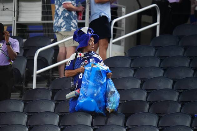 Japan v Sweden: Group F - FIFA World Cup, WM, Weltmeisterschaft, Fussball 2026 Japanese fan clearing up rubbish after the FIFA World Cup 2026 Group F match between Japan and Sweden at Dallas Stadium on June 25, 2026 in Dallas, United States. Arlington TX United States  Copyright: xJosexBretonx originalFilename:bretonhernandez-japanvsw260625_npu2r.jpg