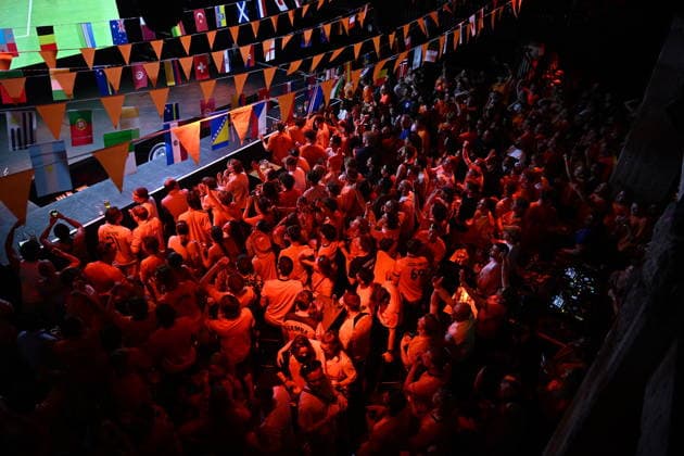 Dutch supporters gather in Rotterdam for Netherlands-Tunisia World Cup match ROTTERDAM, NETHERLANDS - JUNE 26: Dutch football supporters dressed in orange gather across Rotterdam to watch the Netherlands face Tunisia in the FIFA World Cup, WM, Weltmeisterschaft, Fussball in Rotterdam, Netherlands on June 26, 2026. Fans filled public viewing areas, cafes and city squares, creating a vibrant atmosphere as they cheered on the national team, Nationalteam during the group-stage fixture. Mouneb Taim Anadolu Rotterdam Netherlands. Editorial use only. Please get in touch for any other usage.  Copyright: x2026xAnadoluxMounebxTaimx