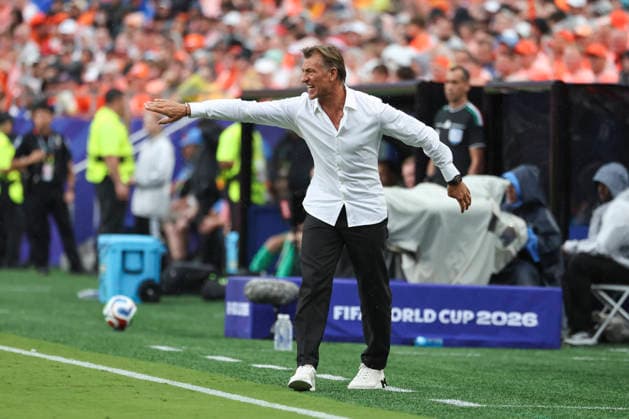 KANSAS CITY, MO - JUNE 25: Herve Renard of Tunisia points and yells to his team in the first half of the FIFA World Cup, WM, Weltmeisterschaft, Fussball 2026 Group F match between Tunisia and Netherlands on June 25, 2026 at Kansas City Stadium in Kansas City, MO. (Photo by Scott Winters Icon Sportswire) SOCCER: JUN 25 FIFA World Cup 26 Group F - Tunisia vs Netherlands EDITORIAL USE ONLY Icon2606250288