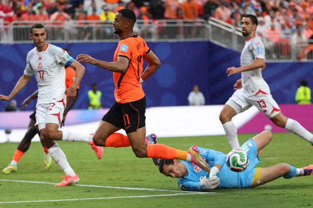 KANSAS CITY, MO - JUNE 25: Aymen Dahmen 16 of Tunisia makes a sliding save to block the ball away from Cody Gakpo 11 of Netherlands in the first half of the FIFA World Cup, WM, Weltmeisterschaft, Fussball 2026 Group F match between Tunisia and Netherlands on June 25, 2026 at Kansas City Stadium in Kansas City, MO. (Photo by Scott Winters Icon Sportswire) SOCCER: JUN 25 FIFA World Cup 26 Group F - Tunisia vs Netherlands EDITORIAL USE ONLY Icon2606250319