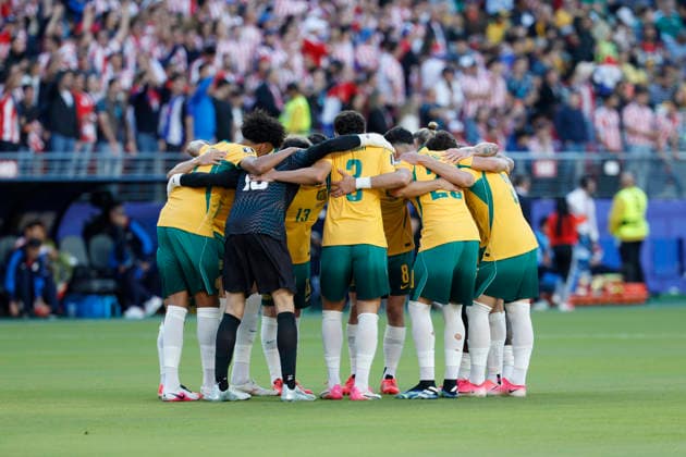 SOCCER PARAGUAY AUSTRALIA WORLD CUP, Australia huddle prior to kick off in the Group D match between Paraguay and Australia as part of the Men™s FIFA 2026 World Cup at San Francisco Bay Area Stadium in California, USA, Thursday, June 25, 2026. ( NO ARCHIVING, EDITORIAL USE ONLY SAN FRANCISCO CALIFORNIA UNITED STATES  Copyright: xJASONxHENRYx 20260626129097126489