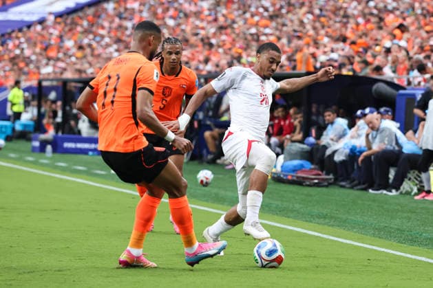 KANSAS CITY, MO - JUNE 25: Yan Valery 20 of Tunisia saves the ball as he is pressured by defenders in the first half of the FIFA World Cup, WM, Weltmeisterschaft, Fussball 2026 Group F match between Tunisia and Netherlands on June 25, 2026 at Kansas City Stadium in Kansas City, MO. (Photo by Scott Winters Icon Sportswire) SOCCER: JUN 25 FIFA World Cup 26 Group F - Tunisia vs Netherlands EDITORIAL USE ONLY Icon2606250406