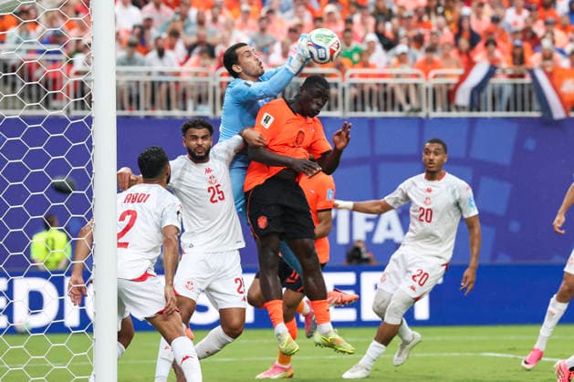 KANSAS CITY, MO - JUNE 25: Aymen Dahmen 16 of Tunisia gos up in a crowd to punch the ball away from the goal in the first half of the FIFA World Cup, WM, Weltmeisterschaft, Fussball 2026 Group F match between Tunisia and Netherlands on June 25, 2026 at Kansas City Stadium in Kansas City, MO. (Photo by Scott Winters Icon Sportswire) SOCCER: JUN 25 FIFA World Cup 26 Group F - Tunisia vs Netherlands EDITORIAL USE ONLY Icon2606250422
