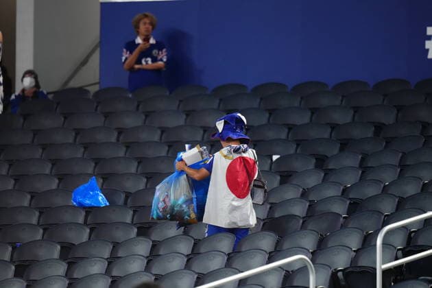 Football, 2026 FIFA World Cup, Japan v Sweden, Japanese fans pick up rubbish in the stands